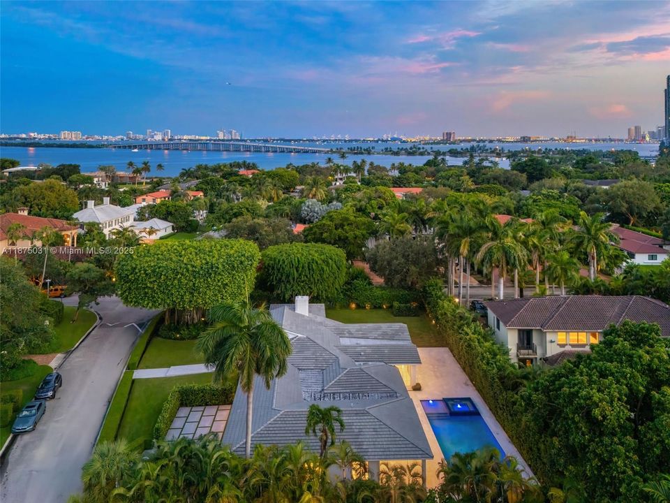 出租: $40,000 (5 贝兹, 6 浴室, 4334 平方英尺)