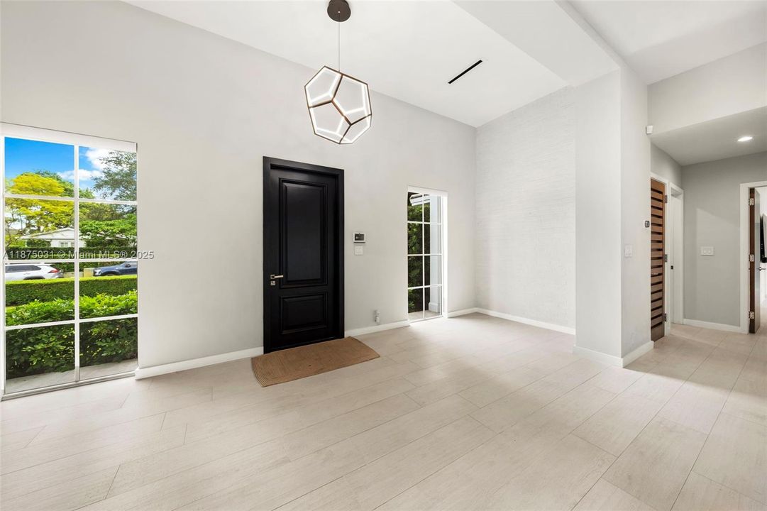 出租: $40,000 (5 贝兹, 6 浴室, 4334 平方英尺)