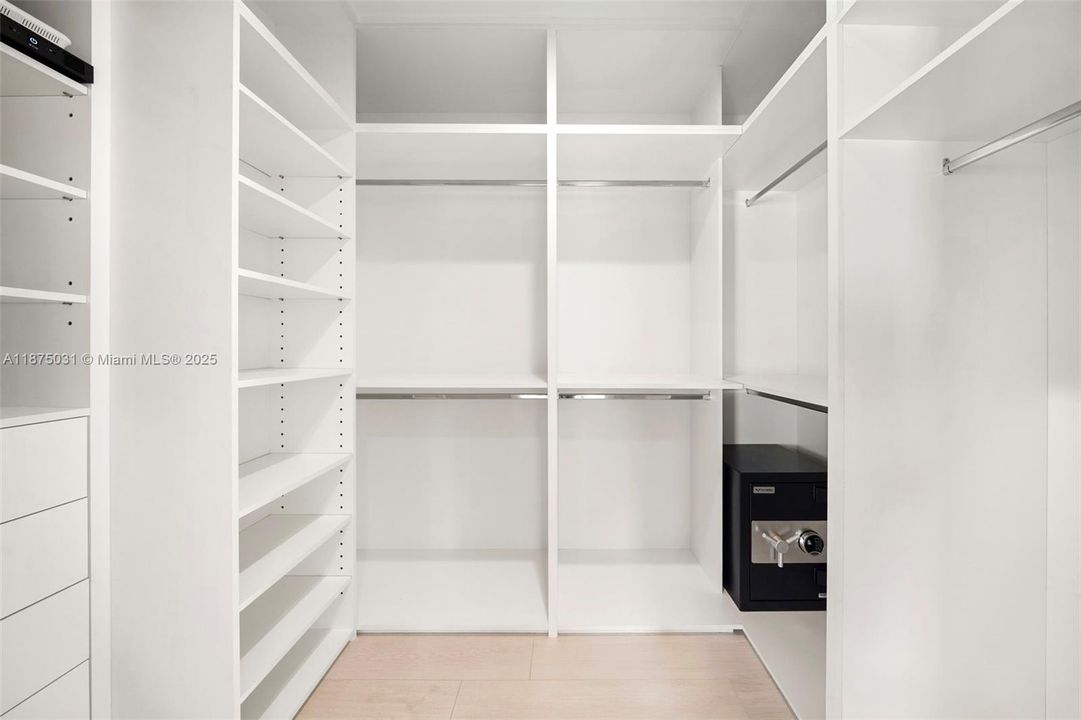 出租: $40,000 (5 贝兹, 6 浴室, 4334 平方英尺)