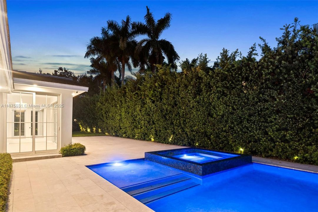 出租: $40,000 (5 贝兹, 6 浴室, 4334 平方英尺)