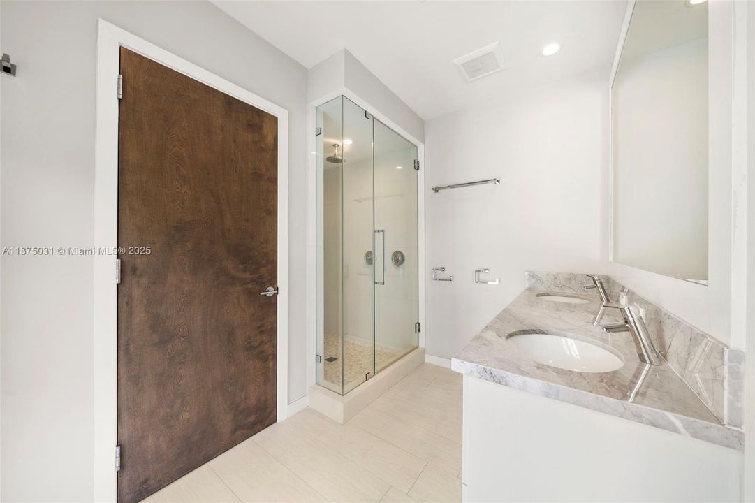 出租: $40,000 (5 贝兹, 6 浴室, 4334 平方英尺)