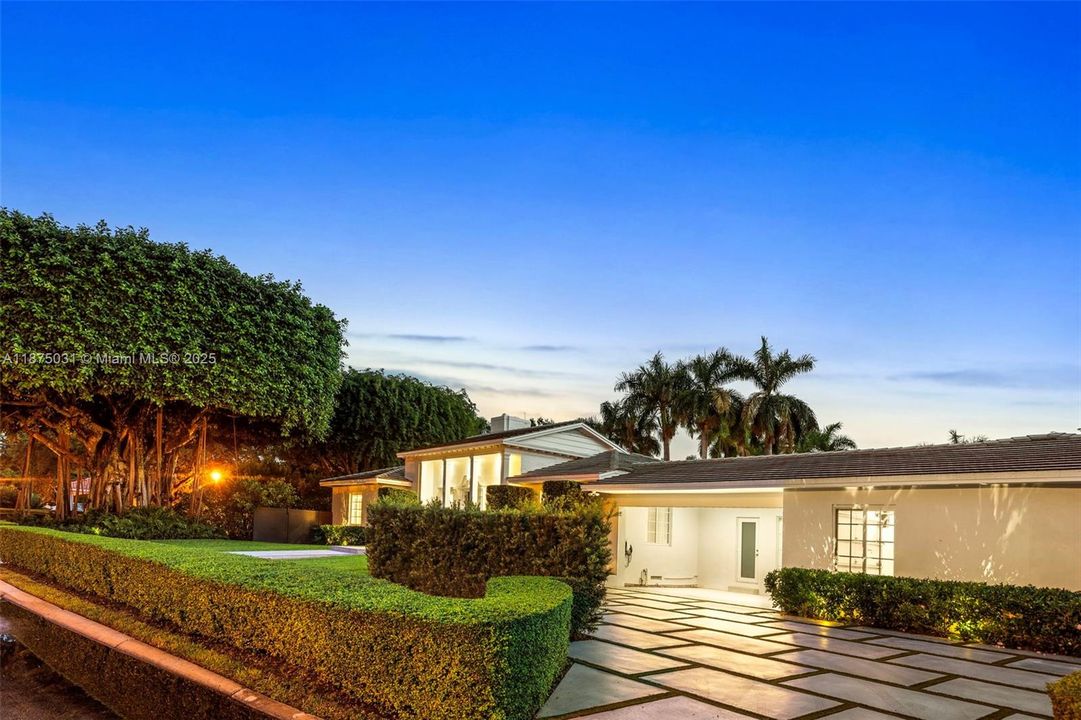 出租: $40,000 (5 贝兹, 6 浴室, 4334 平方英尺)