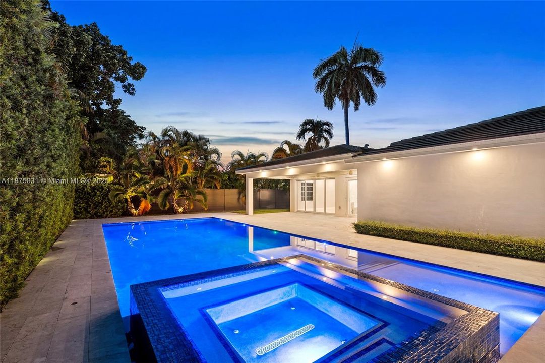 出租: $40,000 (5 贝兹, 6 浴室, 4334 平方英尺)