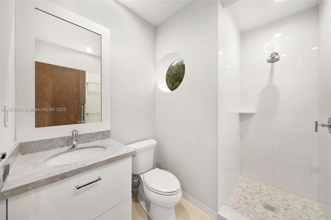 出租: $40,000 (5 贝兹, 6 浴室, 4334 平方英尺)