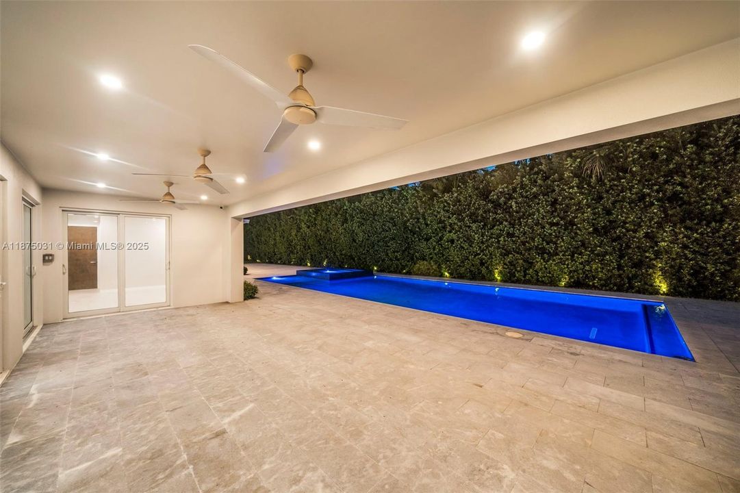 出租: $40,000 (5 贝兹, 6 浴室, 4334 平方英尺)