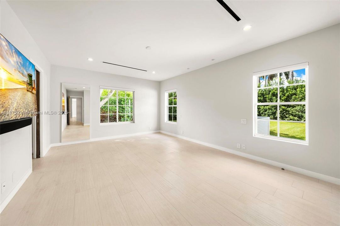 出租: $40,000 (5 贝兹, 6 浴室, 4334 平方英尺)