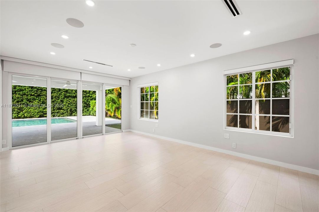 出租: $40,000 (5 贝兹, 6 浴室, 4334 平方英尺)