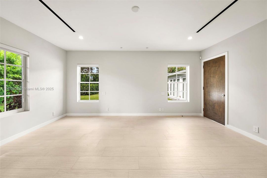 出租: $40,000 (5 贝兹, 6 浴室, 4334 平方英尺)