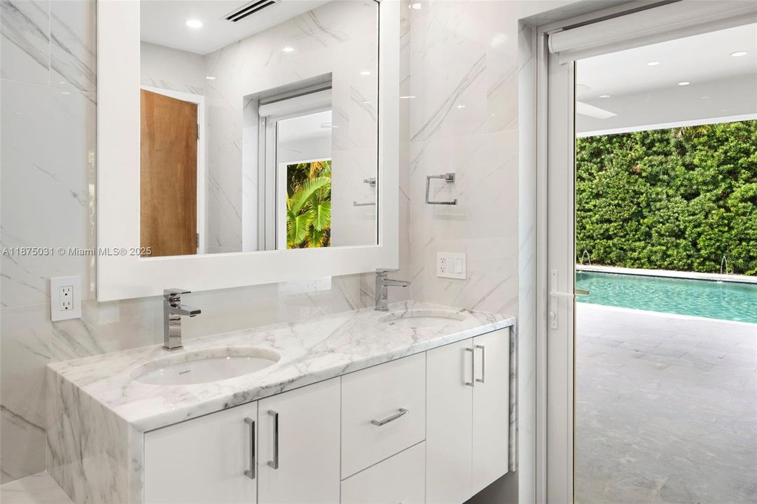 出租: $40,000 (5 贝兹, 6 浴室, 4334 平方英尺)