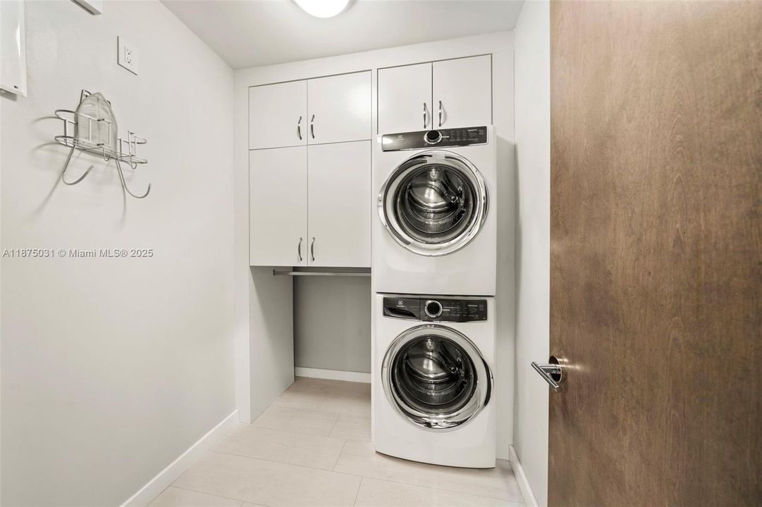 出租: $40,000 (5 贝兹, 6 浴室, 4334 平方英尺)