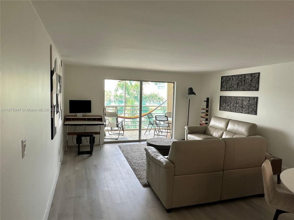 合同活跃: $249,000 (2 贝兹, 2 浴室, 1190 平方英尺)