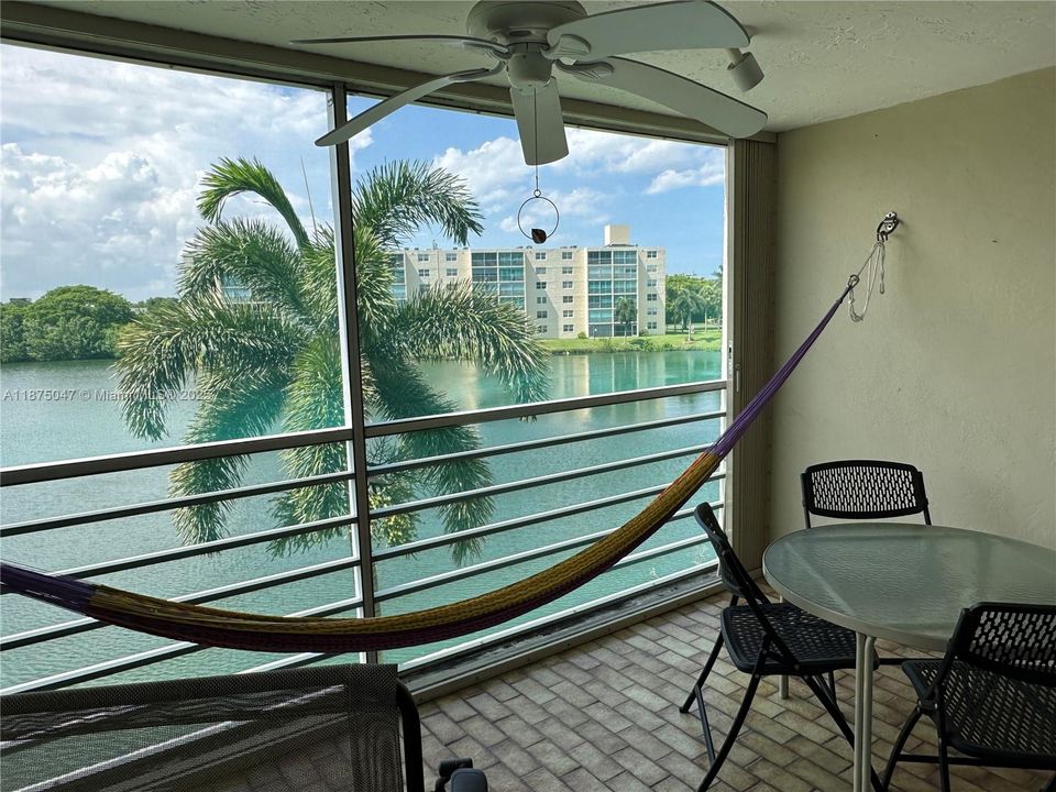 合同活跃: $249,000 (2 贝兹, 2 浴室, 1190 平方英尺)