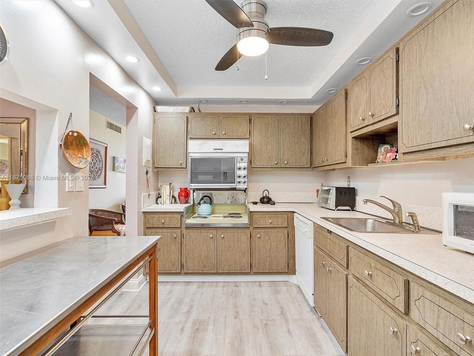 待售: $189,000 (1 贝兹, 1 浴室, 875 平方英尺)