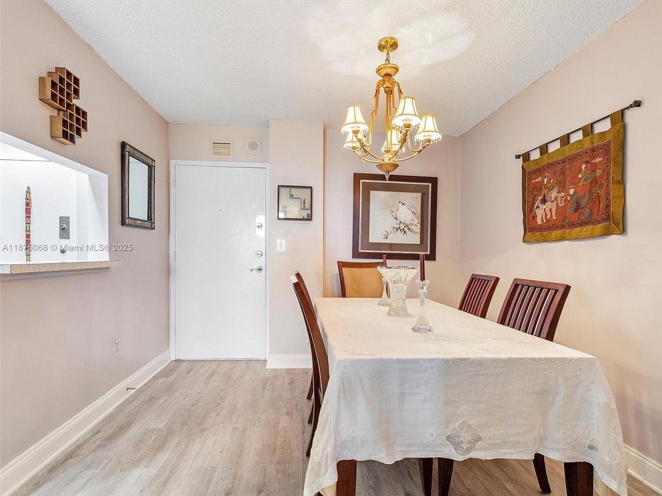 待售: $189,000 (1 贝兹, 1 浴室, 875 平方英尺)