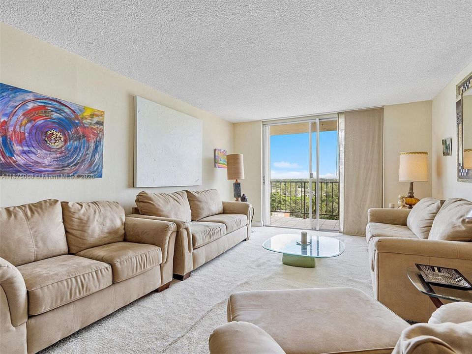 待售: $189,000 (1 贝兹, 1 浴室, 875 平方英尺)