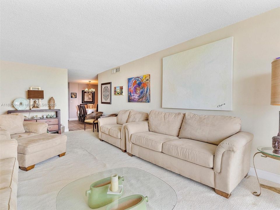 待售: $189,000 (1 贝兹, 1 浴室, 875 平方英尺)