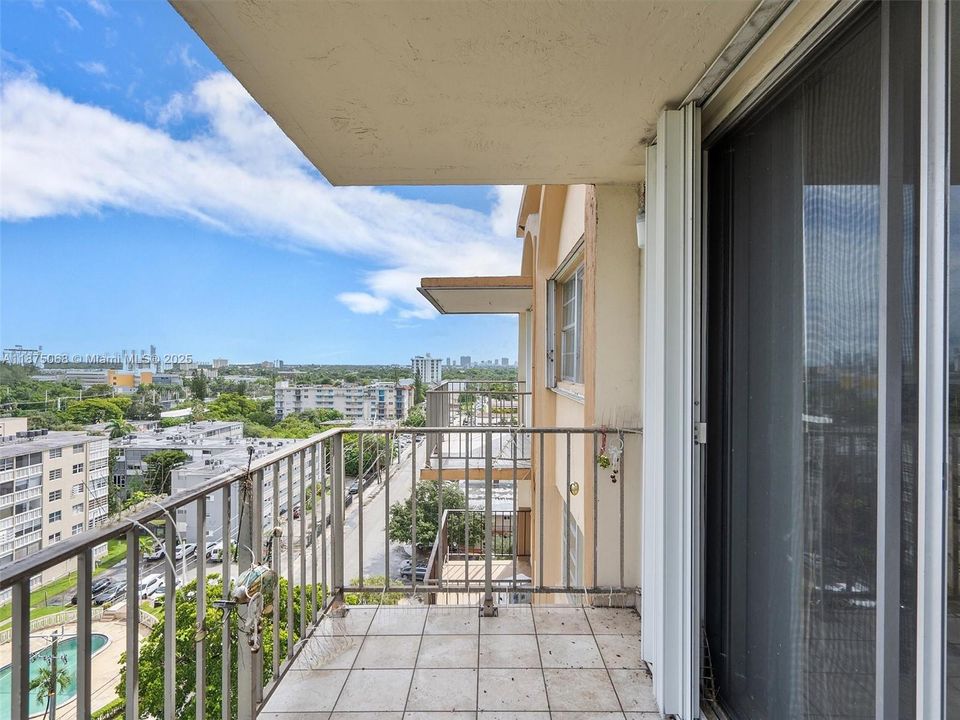 待售: $189,000 (1 贝兹, 1 浴室, 875 平方英尺)