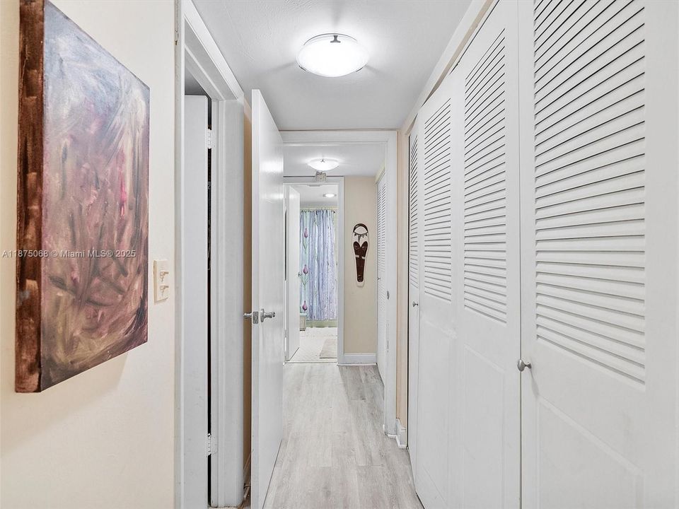 待售: $189,000 (1 贝兹, 1 浴室, 875 平方英尺)