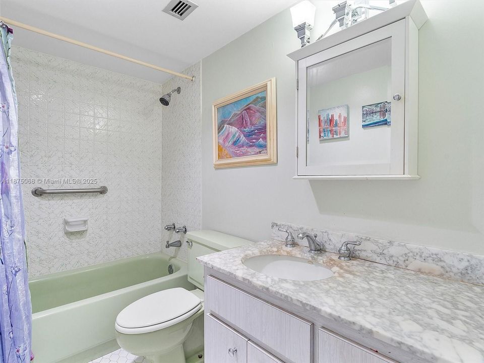 待售: $189,000 (1 贝兹, 1 浴室, 875 平方英尺)