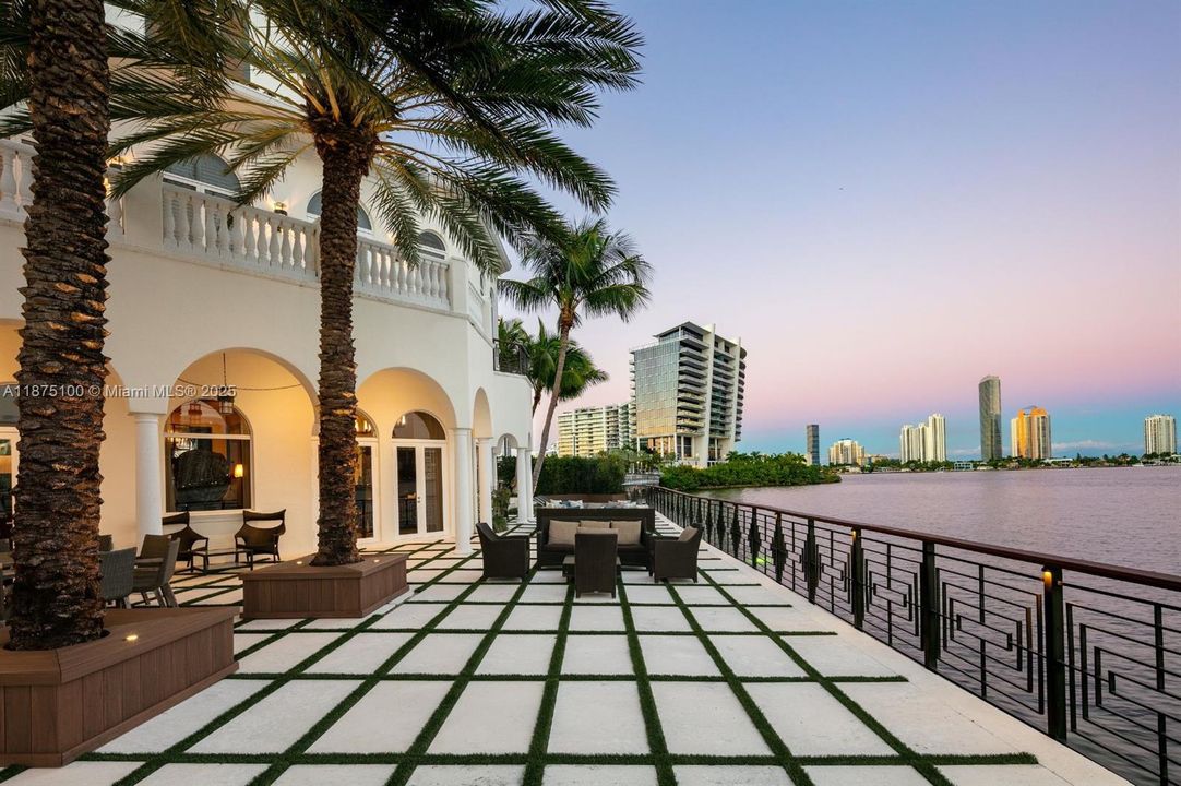 Vendido Recientemente: $14,995,000 (5 camas, 6 baños, 7796 Pies cuadrados)