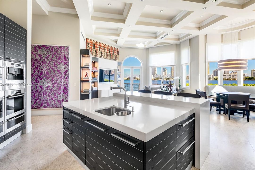 Vendido Recientemente: $14,995,000 (5 camas, 6 baños, 7796 Pies cuadrados)
