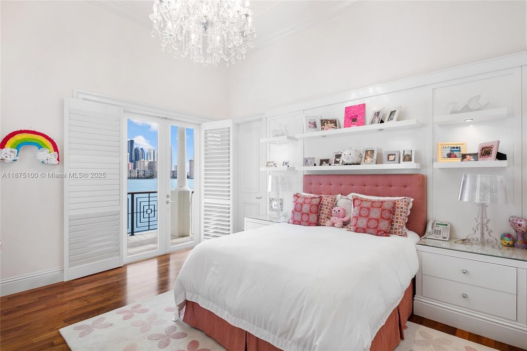 Vendido Recientemente: $14,995,000 (5 camas, 6 baños, 7796 Pies cuadrados)