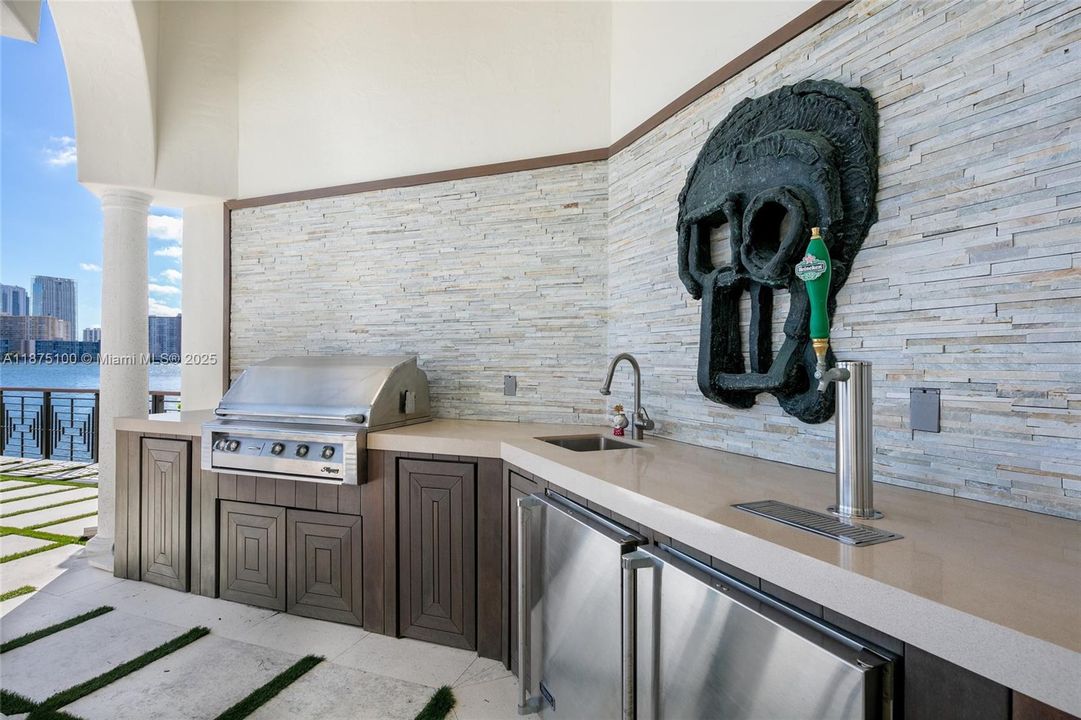 Vendido Recientemente: $14,995,000 (5 camas, 6 baños, 7796 Pies cuadrados)