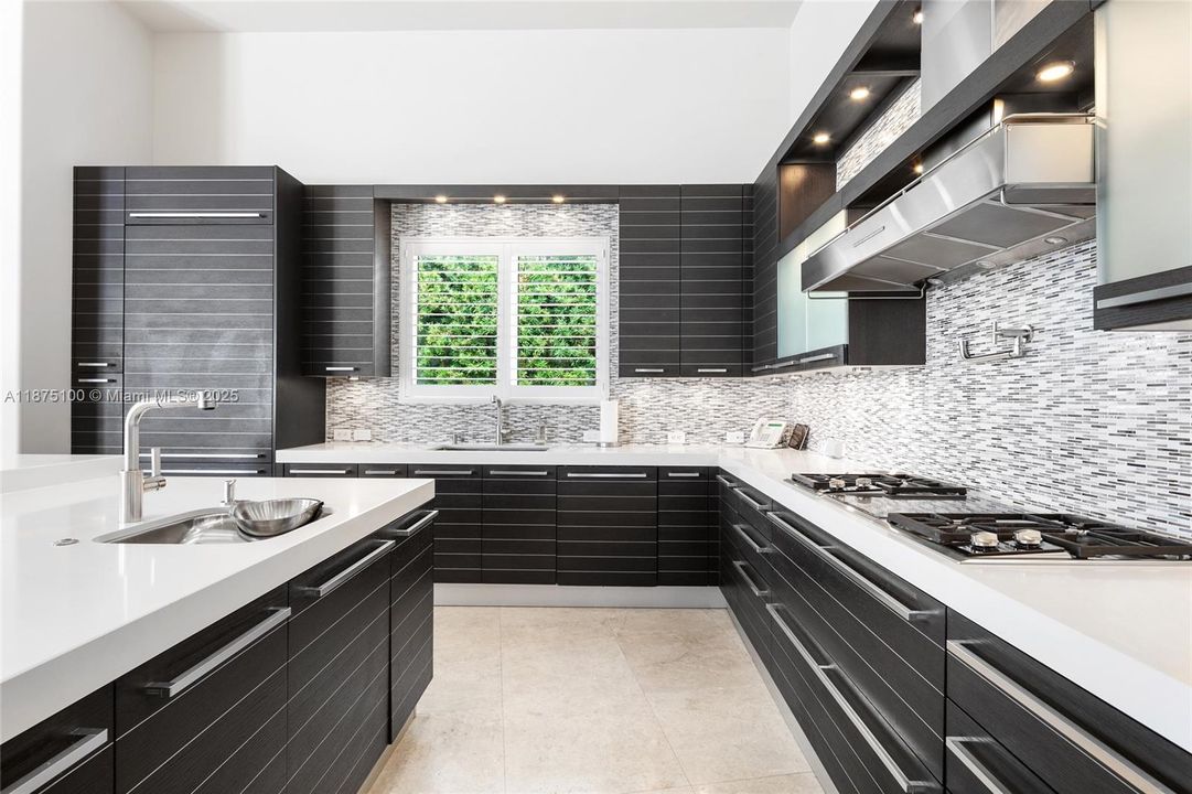 Vendido Recientemente: $14,995,000 (5 camas, 6 baños, 7796 Pies cuadrados)