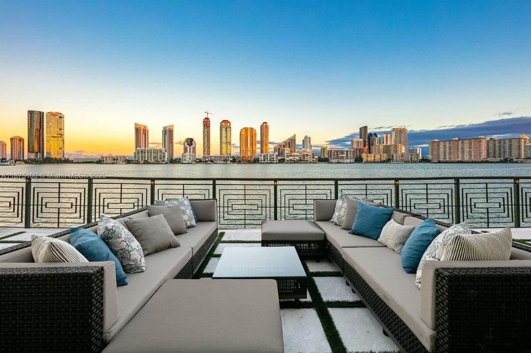 Vendido Recientemente: $14,995,000 (5 camas, 6 baños, 7796 Pies cuadrados)
