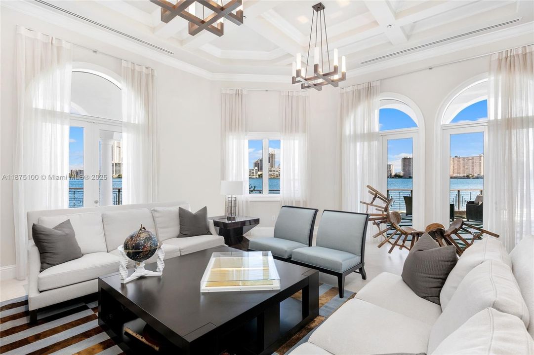 Vendido Recientemente: $14,995,000 (5 camas, 6 baños, 7796 Pies cuadrados)
