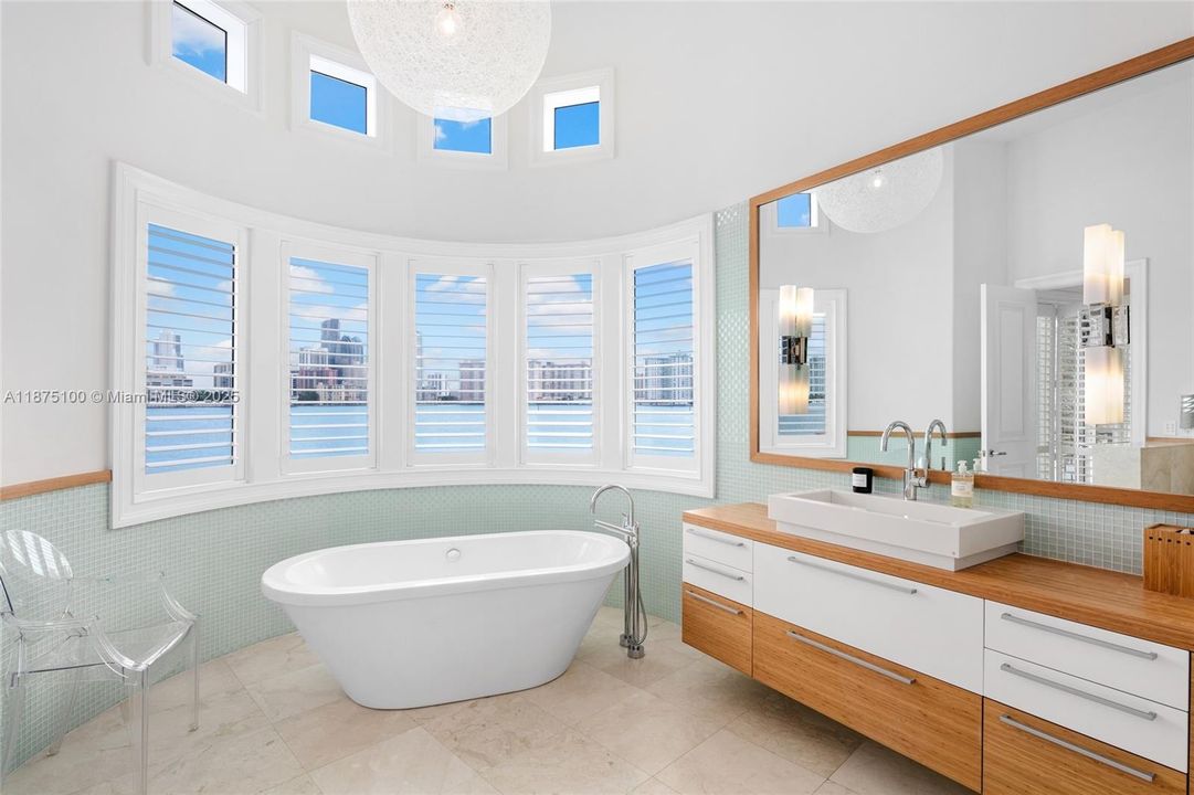 Vendido Recientemente: $14,995,000 (5 camas, 6 baños, 7796 Pies cuadrados)