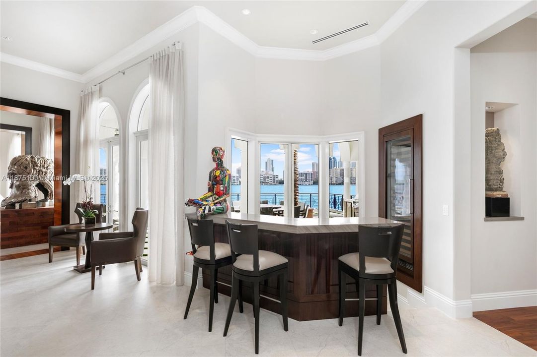 Vendido Recientemente: $14,995,000 (5 camas, 6 baños, 7796 Pies cuadrados)