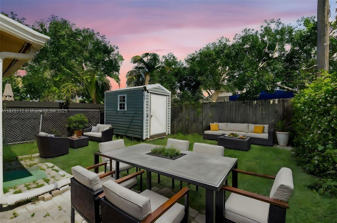 Под контрактом: $319,900 (2 спален, 1 ванн, 880 Квадратных фут)