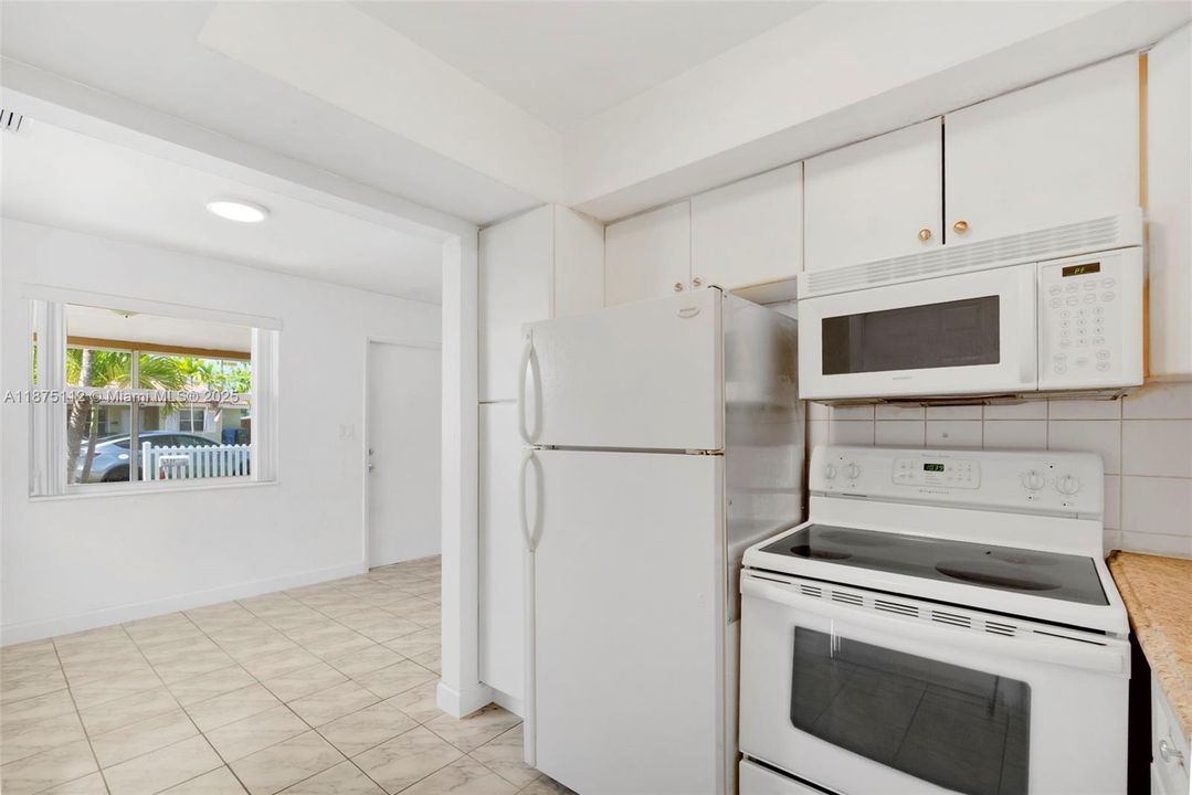 Под контрактом: $319,900 (2 спален, 1 ванн, 880 Квадратных фут)