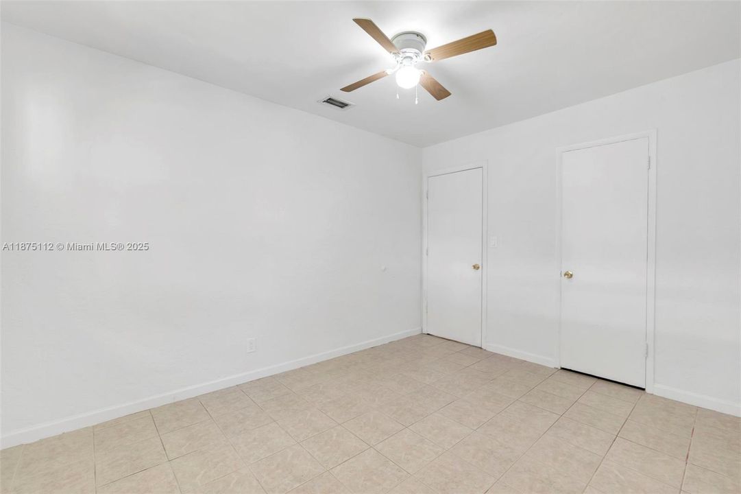 Под контрактом: $319,900 (2 спален, 1 ванн, 880 Квадратных фут)