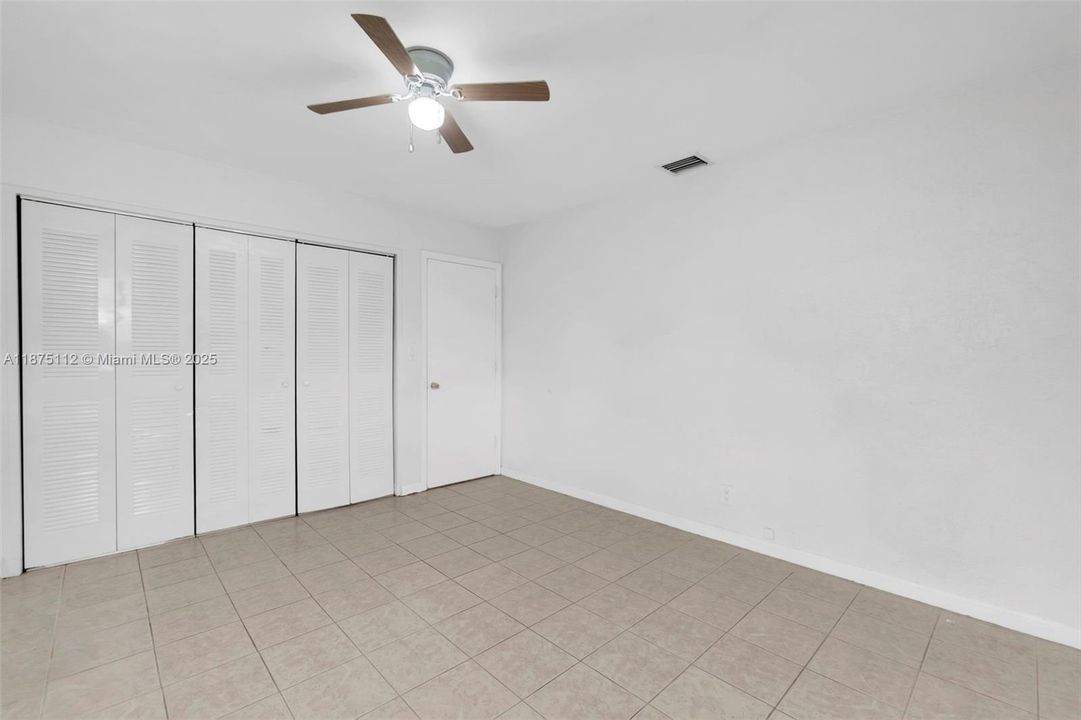 Под контрактом: $319,900 (2 спален, 1 ванн, 880 Квадратных фут)