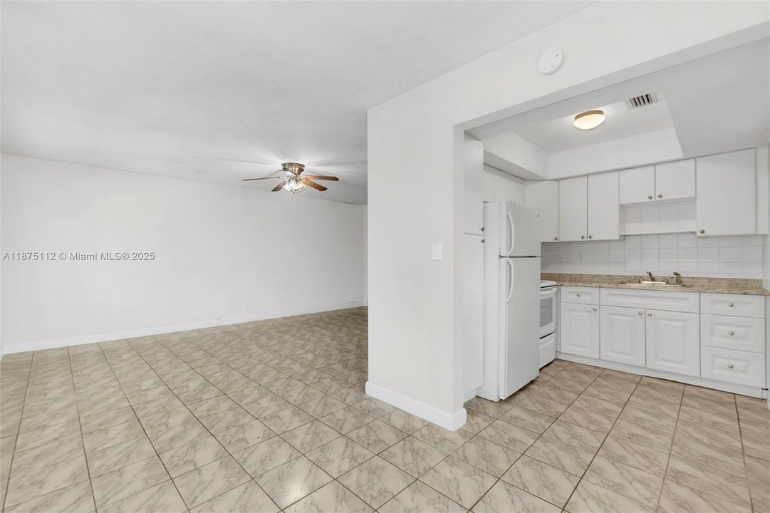 Под контрактом: $319,900 (2 спален, 1 ванн, 880 Квадратных фут)