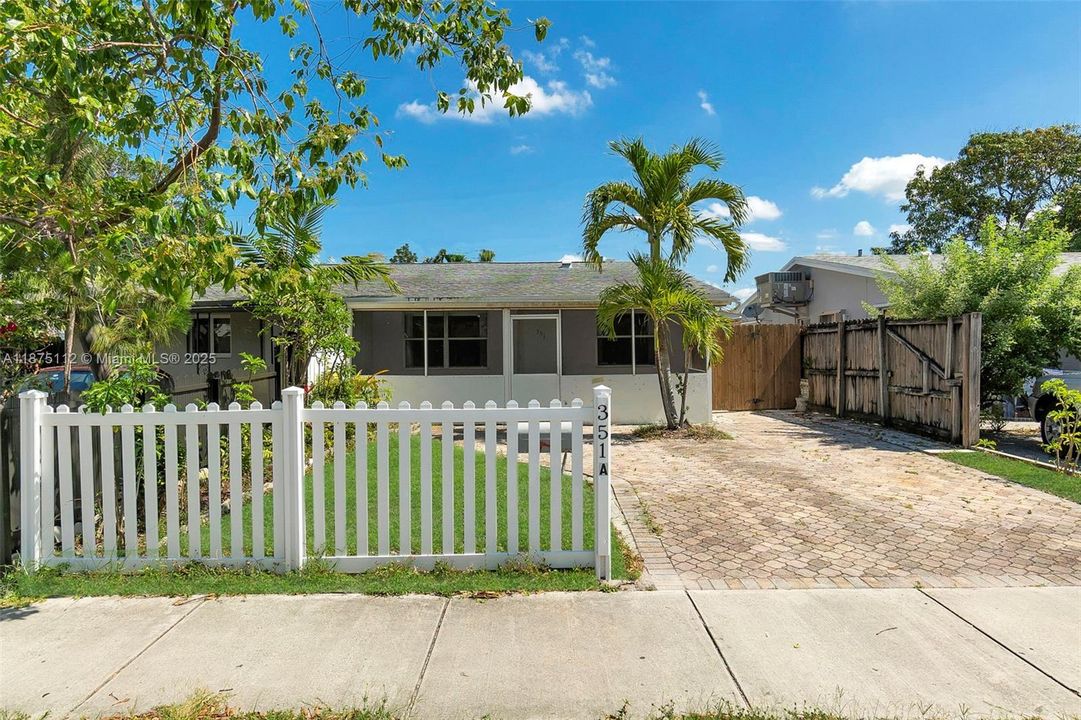 Под контрактом: $319,900 (2 спален, 1 ванн, 880 Квадратных фут)