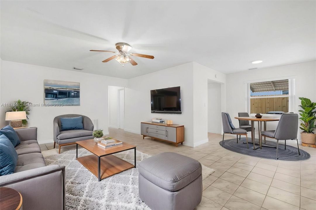 Под контрактом: $319,900 (2 спален, 1 ванн, 880 Квадратных фут)