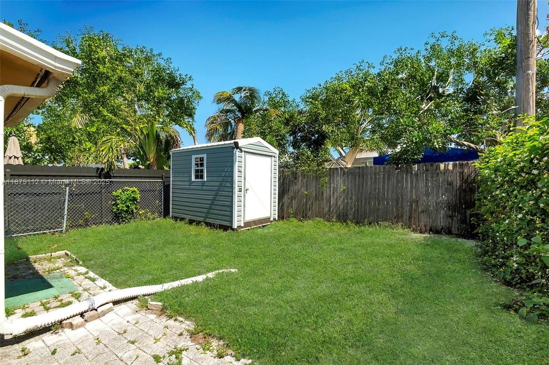 Под контрактом: $319,900 (2 спален, 1 ванн, 880 Квадратных фут)