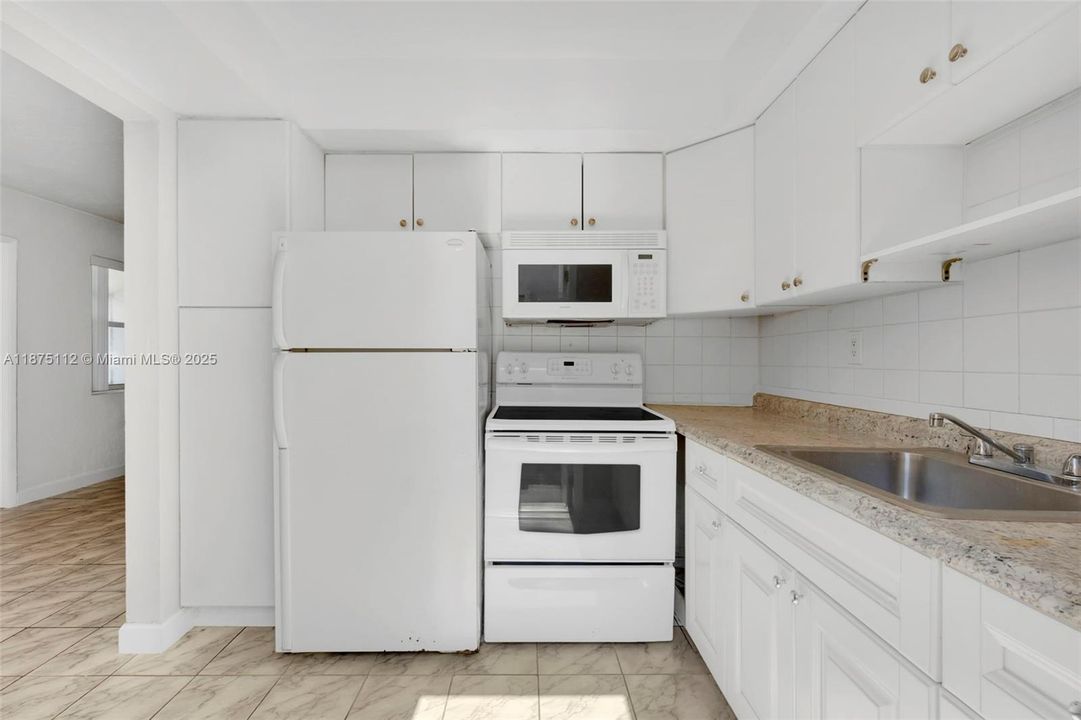 Под контрактом: $319,900 (2 спален, 1 ванн, 880 Квадратных фут)