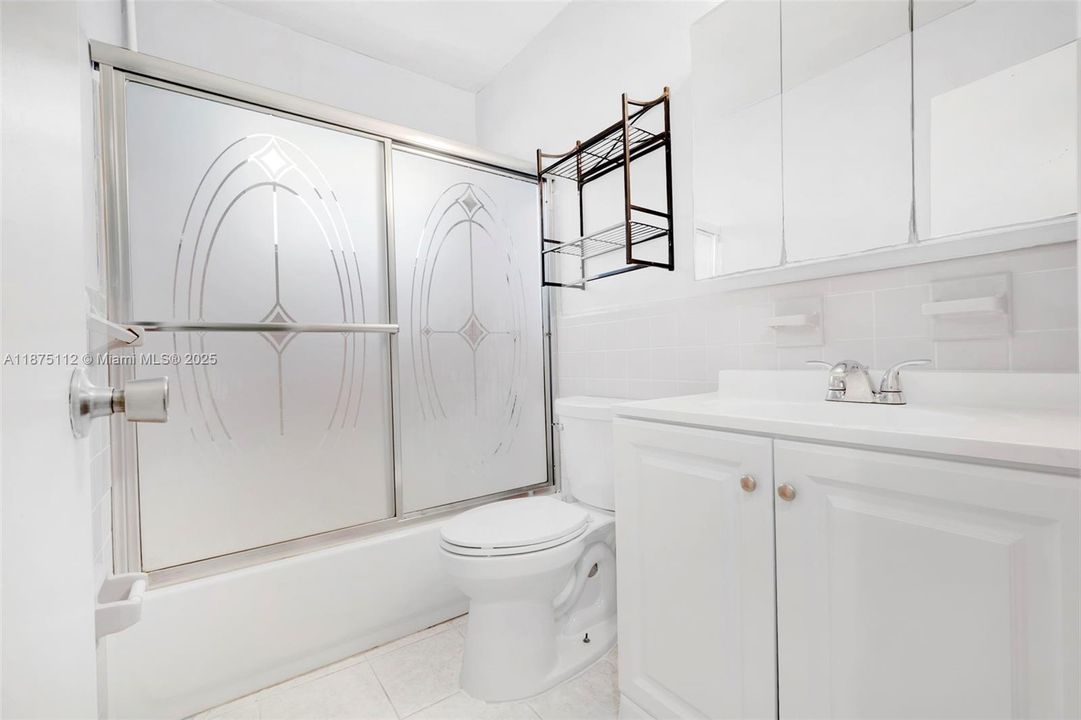 Под контрактом: $319,900 (2 спален, 1 ванн, 880 Квадратных фут)