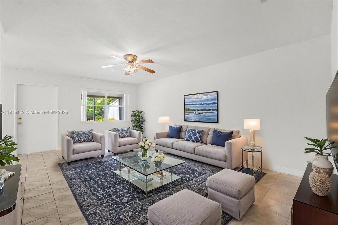 Под контрактом: $319,900 (2 спален, 1 ванн, 880 Квадратных фут)