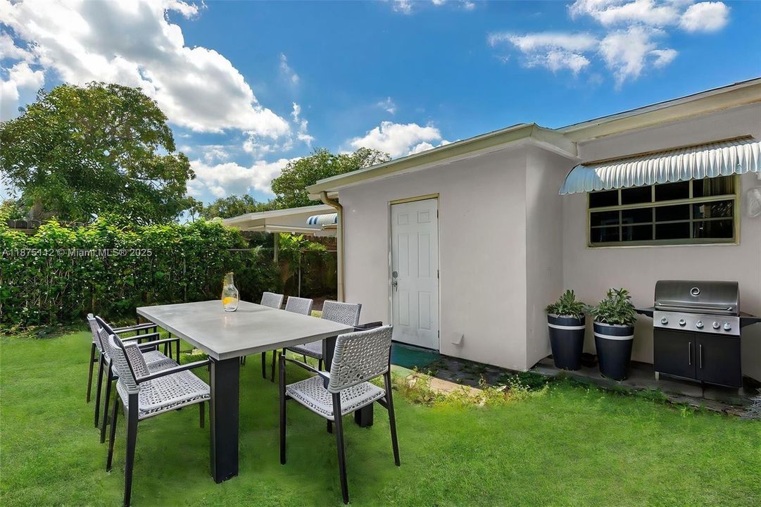 Под контрактом: $319,900 (2 спален, 1 ванн, 880 Квадратных фут)