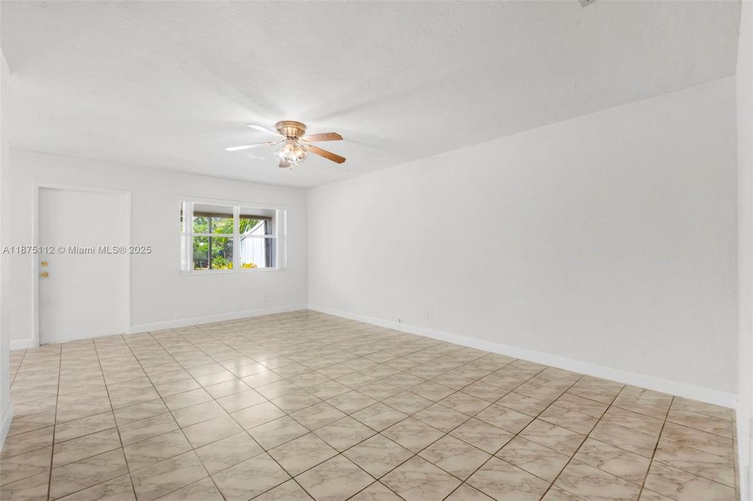 Под контрактом: $319,900 (2 спален, 1 ванн, 880 Квадратных фут)