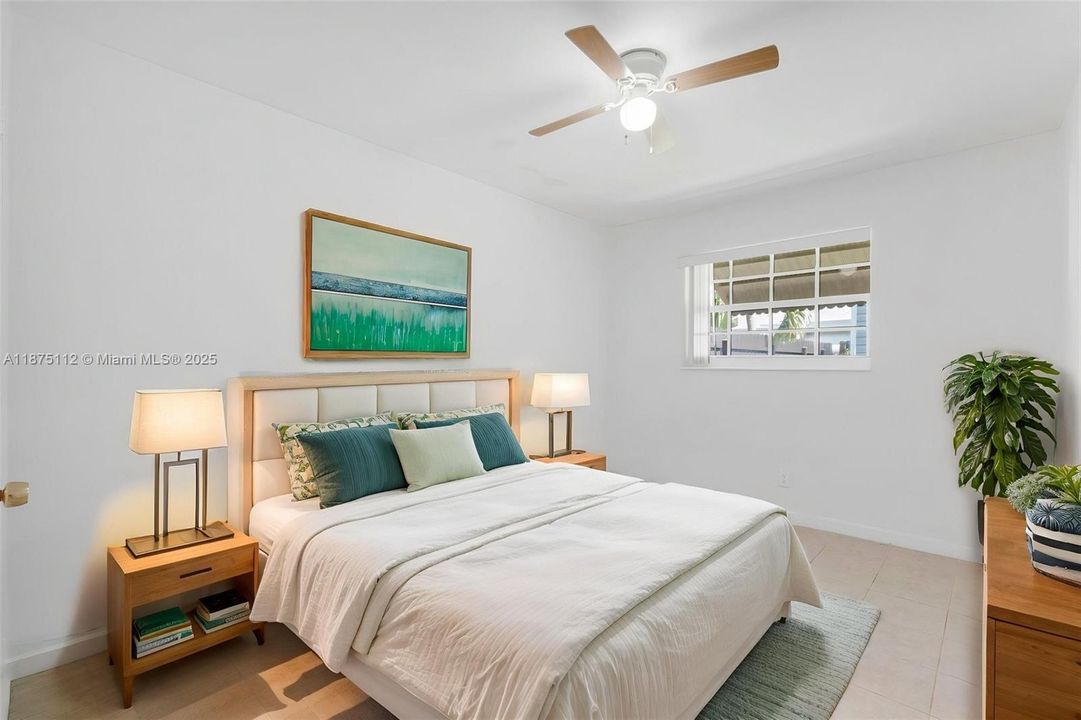 Под контрактом: $319,900 (2 спален, 1 ванн, 880 Квадратных фут)