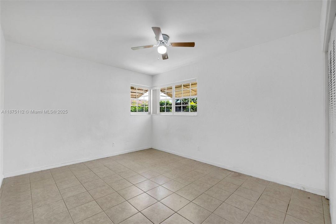 Под контрактом: $319,900 (2 спален, 1 ванн, 880 Квадратных фут)