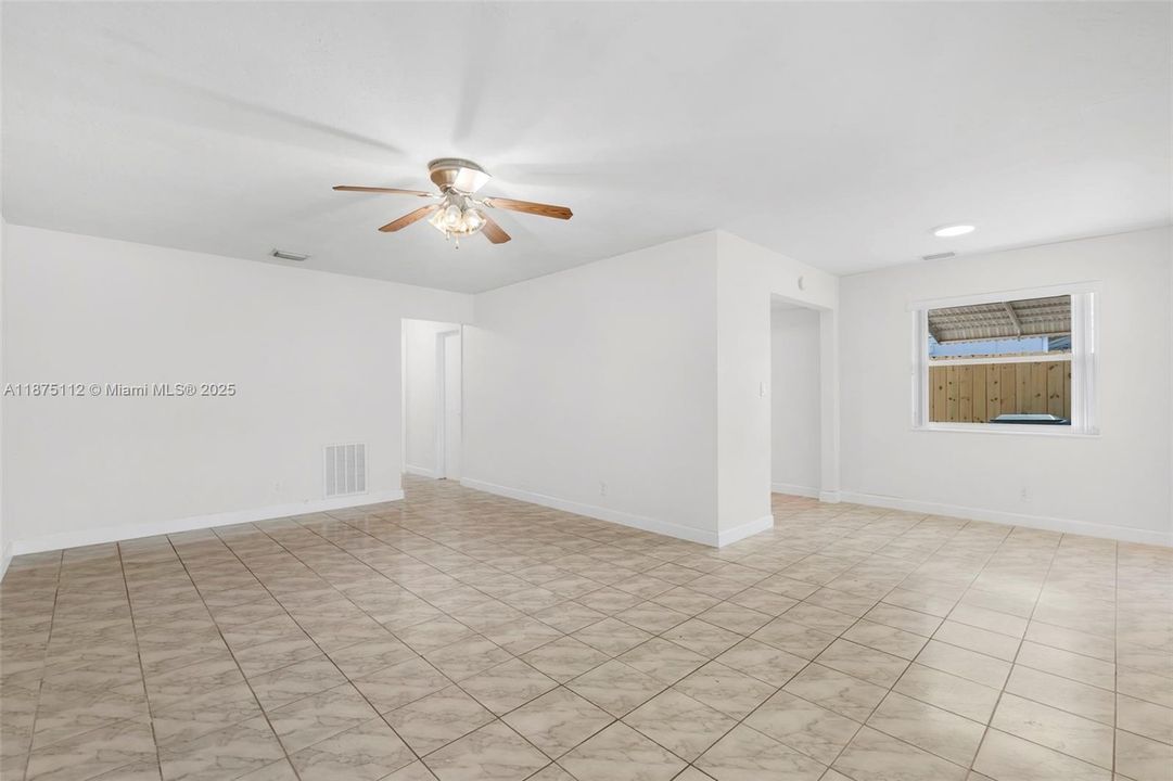 Под контрактом: $319,900 (2 спален, 1 ванн, 880 Квадратных фут)