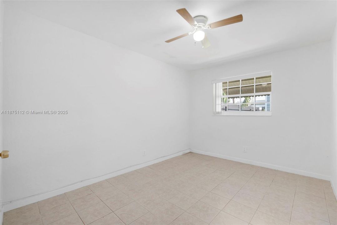 Под контрактом: $319,900 (2 спален, 1 ванн, 880 Квадратных фут)