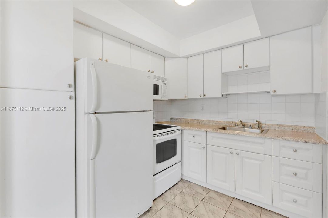 Под контрактом: $319,900 (2 спален, 1 ванн, 880 Квадратных фут)